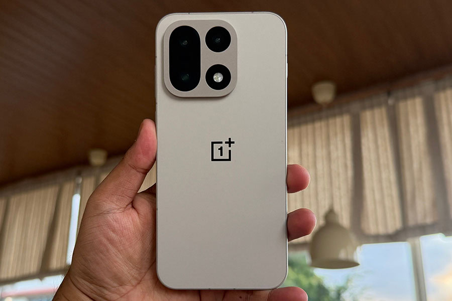 Смартфон OnePlus 15
